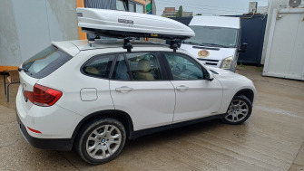 BMW X1 (E84) cu bare transversale Menabo Omega Plus Aluminiu si cutie portbagaj Menabo Mania 460 ABS White