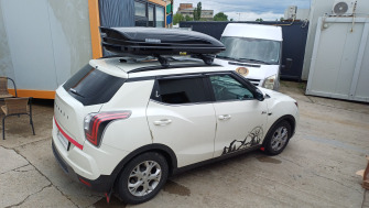 Ssangyong Tivoli 2015+ cu bare transversale Menabo Tiger Black si cutie portbagaj Menabo Mania 460 ABS Black
