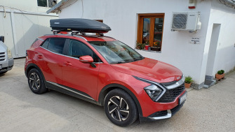 Kia Sportage cu bare transversale Menabo Sonic Silver si cutie portbagaj Menabo Marathon Dark 460