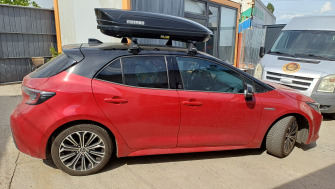 Toyota Corolla cu bare transversale Menabo Delta Black si cutie Menabo Mania 400 ABS Black