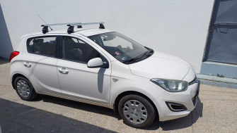 Hyundai i20 cu bare transversale Menabo Omega Plus Aluminiu