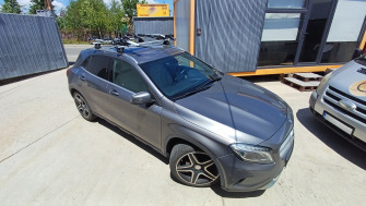 Mercedes GLA cu bare transversale Thule Evo Flush Silver si suporti bicicleta Thule ProRide 598 Silver