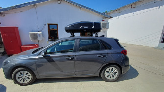 Hyundai i30 cu bare transversale Menabo Omega Plus Black si cutie portbagaj Thule Force 3 S Negru Mat