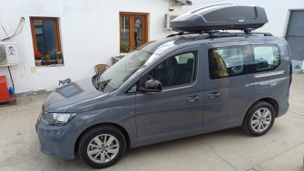 Volkswagen Caddy cu bare transversale Thule Evo Raised Silver si cutie Thule Force 3 S