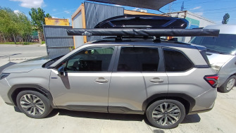 Subaru Forester cu Bare transversale Thule Evo Clamp Black si cutie portbagaj Thule Motion 3 L Negru Lucios