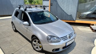 Volkswagen Golf V cu bare transversale Menabo Omega Plus Aluminiu si suport bicicleta Thule Freeride 532