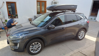 Ford Kuga cu bare transversale Menabo Ariem Silver XL si cutie portbagaj Menabo Marathon Dark 460
