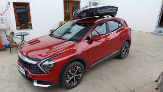 Kia Sportage cu bare transversale Menabo Sonic Black si cutie portbagaj Menabo Satellite 550 DUO ABS Black
