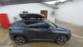 Hyundai Tucson cu bare transversale Menabo Sonic Black si cutie portbagaj Menabo Mania 460 ABS Black