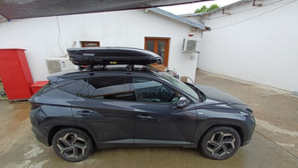 Hyundai Tucson NX4 (2020+) cu bare Menabo Sonic Black si cutie portbagaj Menabo Mania 460