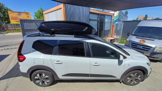 Dacia Jogger cu cutie portbagaj Thule Pulse 2 L Negru Mat