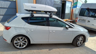 Seat Leon IV cu bare transversale Menabo Tema Otel si cutie portbagaj Menabo Mania 400 ABS White