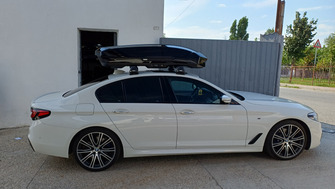 BMW Serie 5 cu bare transversale Thule Edge Clamp Black si cutie portbagaj Thule Motion 3 L Negru Lucios