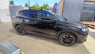 Citroen DS7 cu bare transversale Menabo Omega Plus Black si cutie portbagaj Menabo Marathon Dark 400