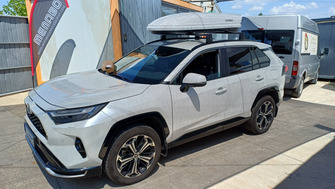 Toyota RAV 4 cu bare transversale aluminiu Menabo Dedicate OE si cutie portbagaj Menabo Mania 460 ABS White