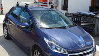 Peugeot 208 cu bare transversale Menabo Tema Aluminiu si suport bicicleta Thule Freeride 532