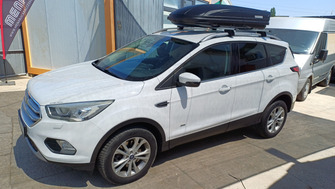 Ford Kuga cu bare transversale Menabo Fender Silver XL si cutie portbagaj Menabo Marathon Dark 460