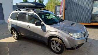 Subaru Forester cu bare transversale Menabo Sherman Silver XL si cutie portbagaj Menabo Marathon Dark 460