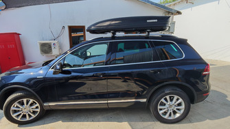 Volkswagen Touareg II cu bare transversale Menabo Fender Black XL si cutie portbagaj Menabo Marathon Dark 460 litri