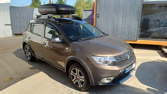 Dacia Sandero Stepway cu bare transversale Menabo Sherman Silver si cutie portbagaj Carbon Look 320L