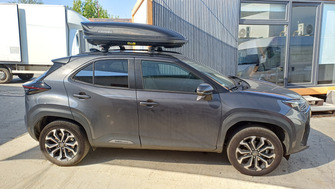 Toyota Yaris Cross cu bare transversale Menabo Ariem Black si cutie portbagaj Menabo Marathon Dark 400