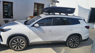 Chery Tiggo 8  cu bare transversale Menabo Tiger Silver si cutie portbagaj Menabo Marathon Dark 460
