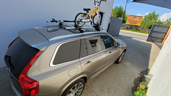 Volvo XC90 cu bare transversale Menabo Sonic Silver XL si suport bicicleta Thule ProRide 598 Silver