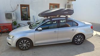 Volkswagen Jetta cu bare transversale Menabo Tema Aluminiu si cutie portbagaj Menabo Starla 500 DUO ABS Dark