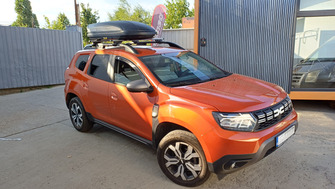 Dacia Duster 2 Facelift cu bare transversale Menabo Brio si cutie portbagaj Menabo Marathon Dark 400