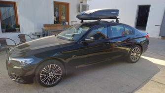 BMW Serie 5 cu bare transversale Menabo Omega Plus Black si cutie portbagaj Menabo Marathon Dark 400
