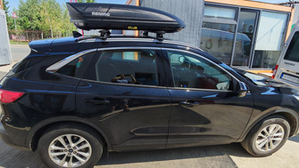 Ford Kuga cu bare transversale Menabo Sonic Black XL si cutie portbagaj Menabo Marathon Dark 400