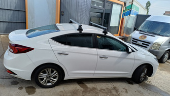 Hyundai Elantra VI cu bare transversale Menabo Omega Aluminiu
