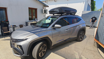 Hyundai Tucson cu cutie portbagaj Thule Motion 3 L Negru Lucios