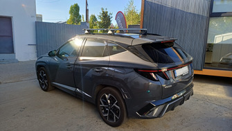 Hyundai Tucson cu bare transversale Thule Evo Flush Silver