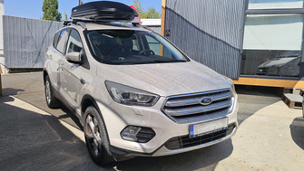 Ford Kuga cu are transversale Menabo Sherman Silver XL si cutie portbagaj Menabo Marathon Dark 460