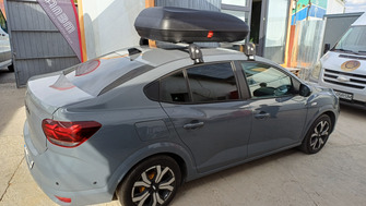 Dacia Logan cu bare transversale si cutie portbagaj Carbon Look 320L