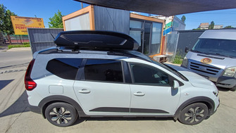 Dacia Jogger with a Thule Pulse 2 L Matt Black roof box