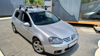 Volkswagen Golf V with Menabo Omega Plus Aluminium roof bars and a Thule FreeRide 532 bike rack