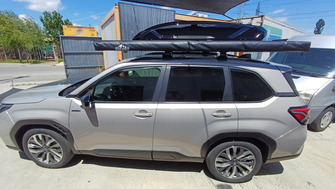 Subaru Forester with Thule Evo Clamp Black roof bars and a Thule Motion 3 L Black Glossy roof box