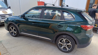 MG ZS with Menabo Ariem Silver roof bars