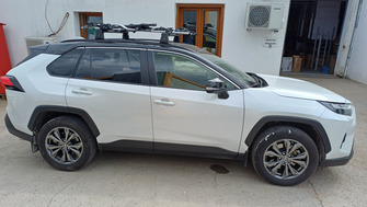 Toyota RAV4 with Menabo Dedicate OE aluminium roof bars