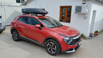 Kia Sportage with Menabo Sonic Silver roof bars and a Menabo Marathon Dark 460 roof box