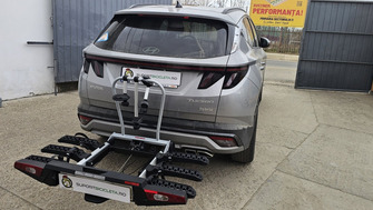 Hyundai Tucson with a Yakima FoldClick 3 towbar bike rack