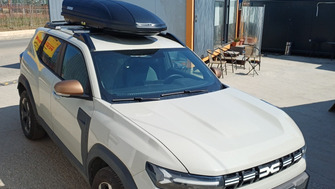 Dacia Duster 3 with a Menabo Marathon Dark 460 roof box