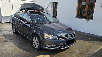 Volkswagen Passat with Menabo Jackson Black roof bars and a Menabo Starla 500 DUO Black roof box