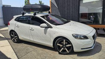 Volvo V40 with Menabo Omega Plus aluminium roof bars and a Carbon Look roof box