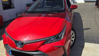 Toyota Corolla with Menabo Omega aluminium roof bars and a Carbon Look roof box