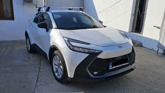 Toyota C-HR with Menabo Tema aluminium roof bars