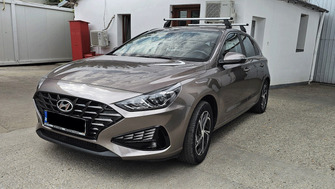 Hyundai i30 with Menabo Tema aluminium roof bars