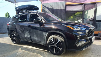 Toyota Highlander with Thule Evo Raised Silver roof bars and a Menabo Mania 400 Black roof box